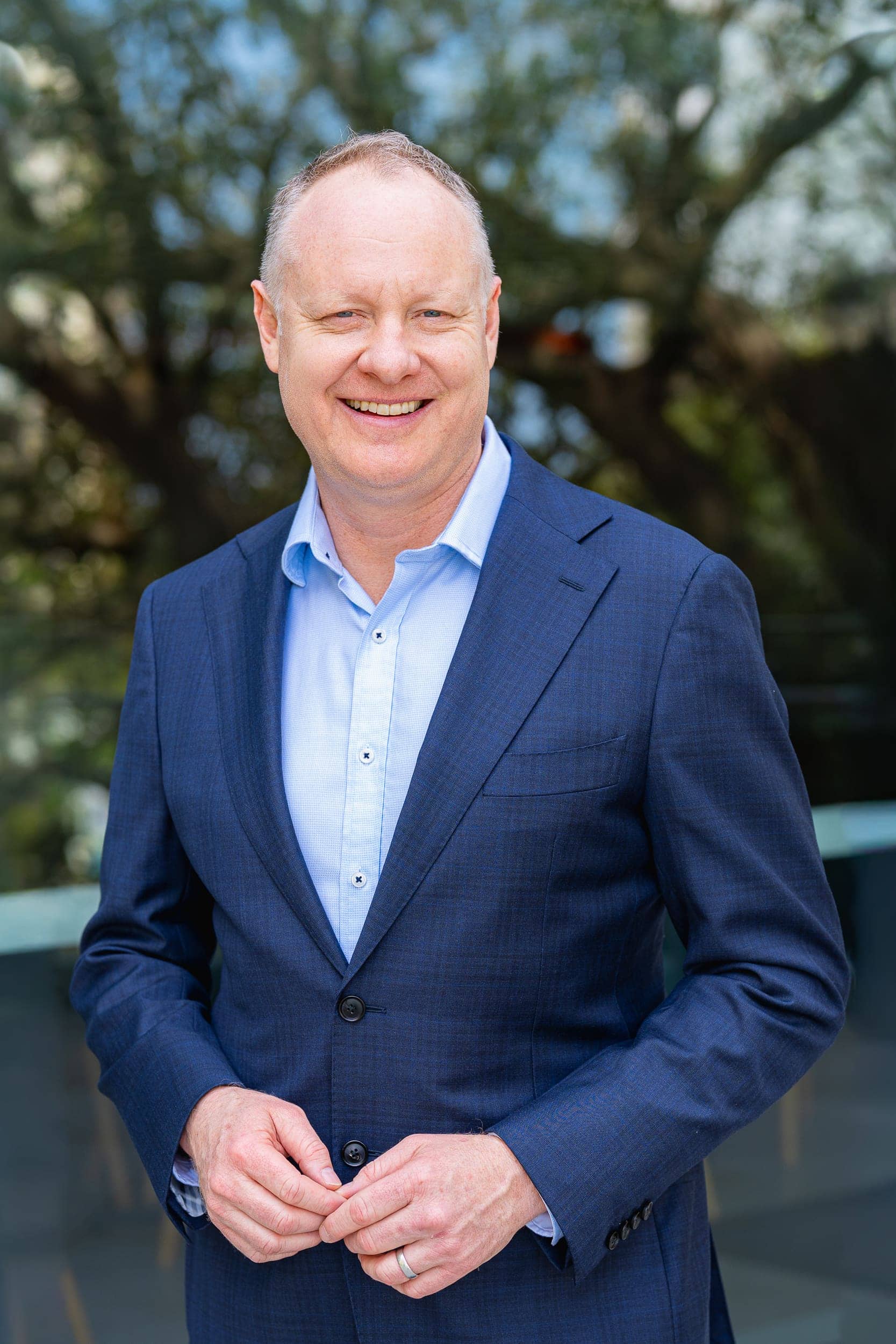 Managing-Director-Headshot-Sydney-NSW Managing Director of Ooh Media wearing a blue suit and having his headshot taken by Sydney professional headshot photographer Georgie Greene
